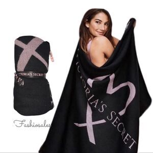 Victoria’s Secret Limited Edition Heart Victorias Secret Print Cozy Trow Blanket